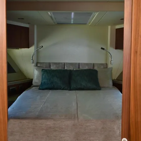 Botel Motor Yacht Sunseeker Manhattan 52