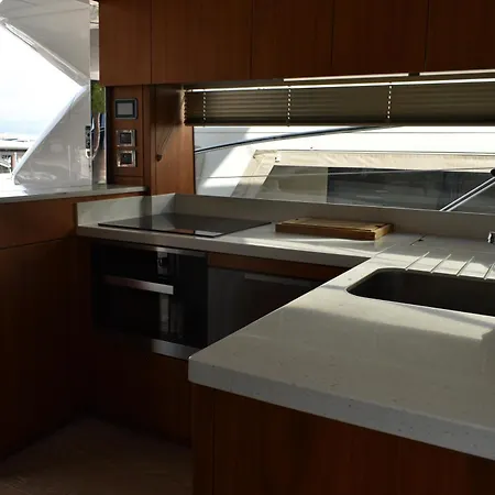 Motor Yacht Sunseeker Manhattan 52 Botel *