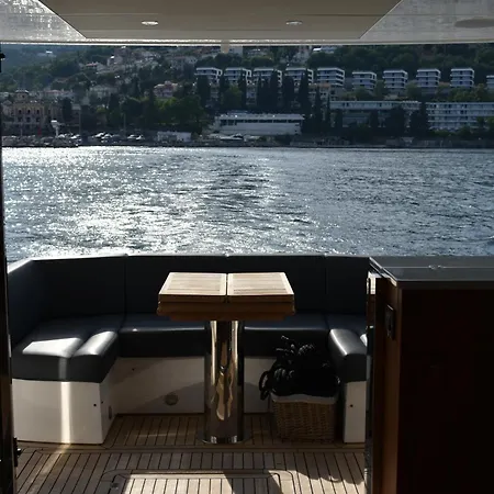 Botel Motor Yacht Sunseeker Manhattan 52